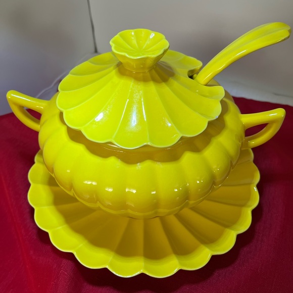 California Pottery - Soup Tureen Set - Vibrant Yellow Glaze - Picture 3 of 6